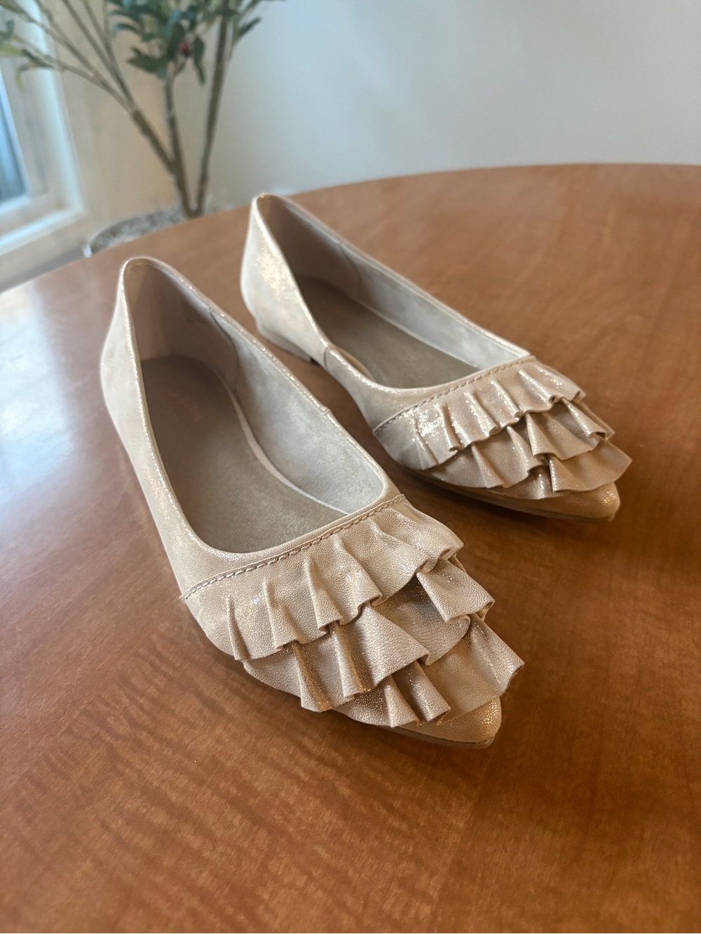 Seychelles Gold Shimmer Ruffle Flats Women’s 8.5 Pointed Toe